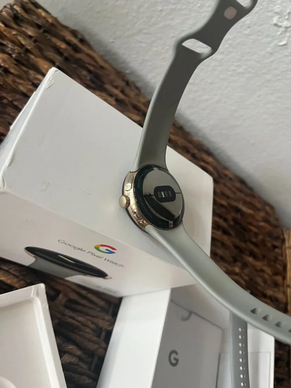 Google Pixel Watch Wifi in Original Box in Gold/Hazel